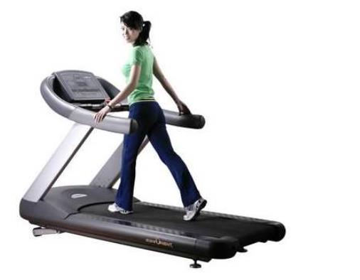 跑步机的仰卧起座运动